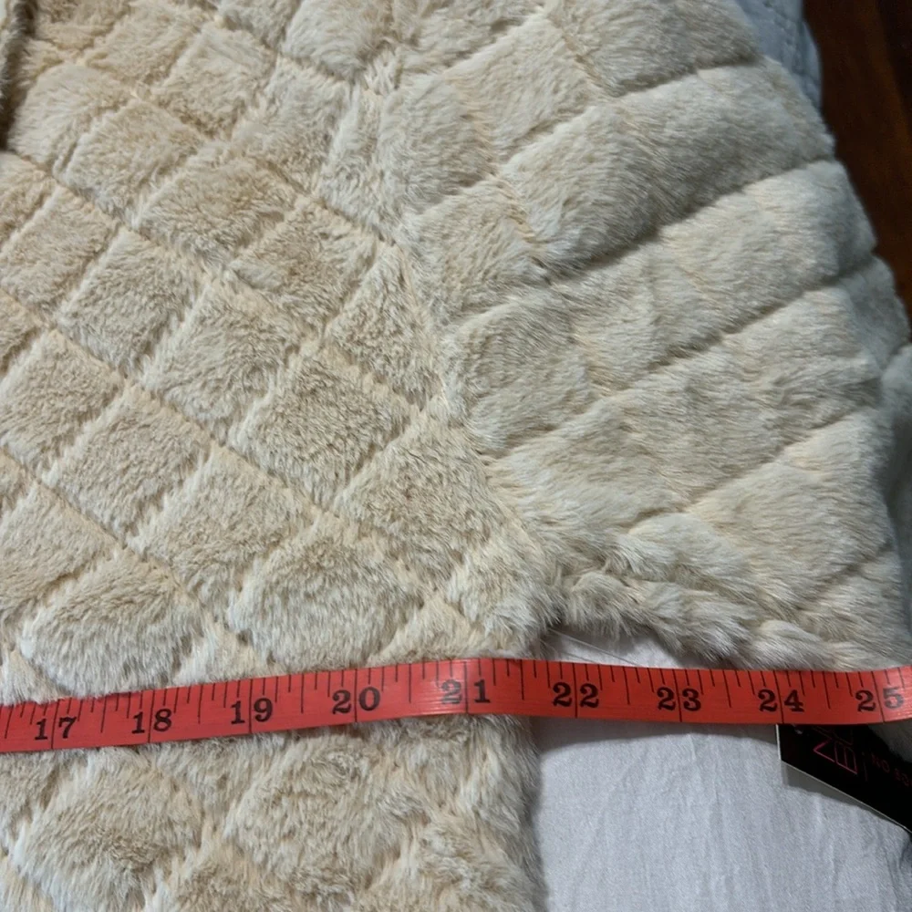 NWT - No Boundaries Tan/Cream Quilted Faux Fur 1/2 Zip Pullover Size L - Picture 9 of 11